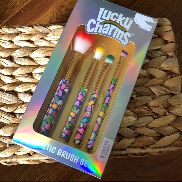 Taste Beauty x Lucky Charms Cosmetic Brush Set - Picture 1 of 3